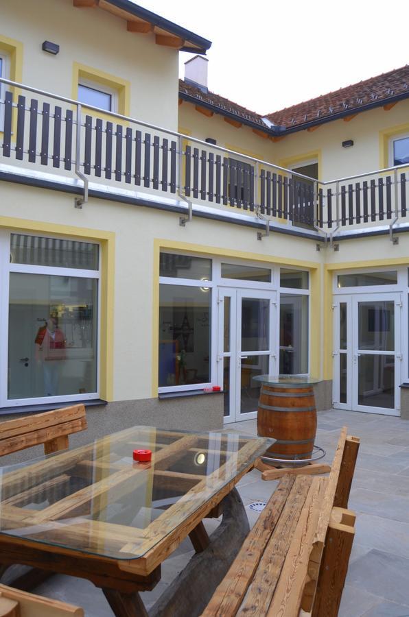 Pension Zum Strell Hollabrunn Exterior foto